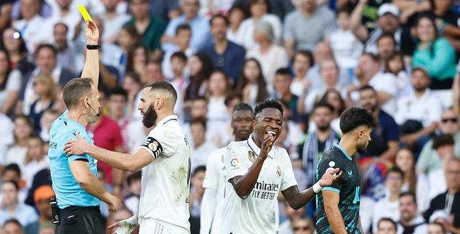 馬斯切拉諾堅稱未違規(guī)，被安排至看臺，近距離觀察引發(fā)爭議