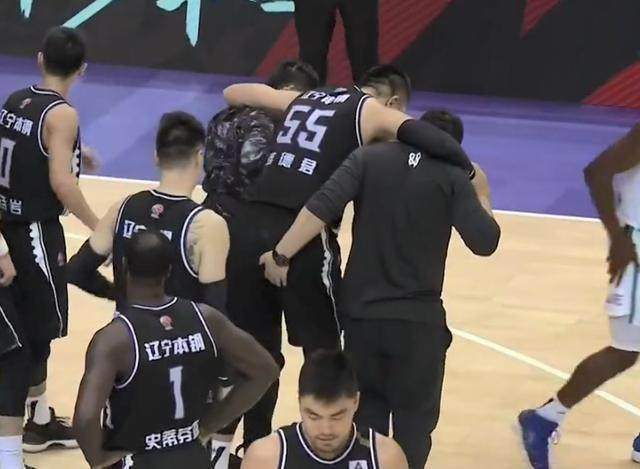 程帥澎再獻(xiàn)神射，中國男籃靠三分球穩(wěn)住領(lǐng)先局面