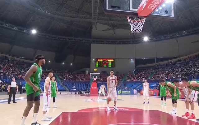 何超重返球場(chǎng)倒計(jì)時(shí)，時(shí)光飛逝，等待歸來的籃球英雄