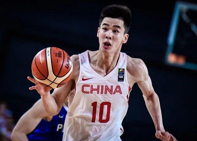 郭昊文閃耀NBA賽場，14投7中獨得20分6籃板4助攻1搶斷的驚艷表現(xiàn)