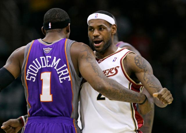 萊昂納德羞澀合影酒店員工，NBA巨星背后的親民瞬間