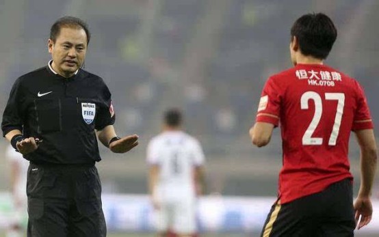 VAR時(shí)代下的中超裁判，現(xiàn)場(chǎng)解讀判罰，影響微小卻不可或缺