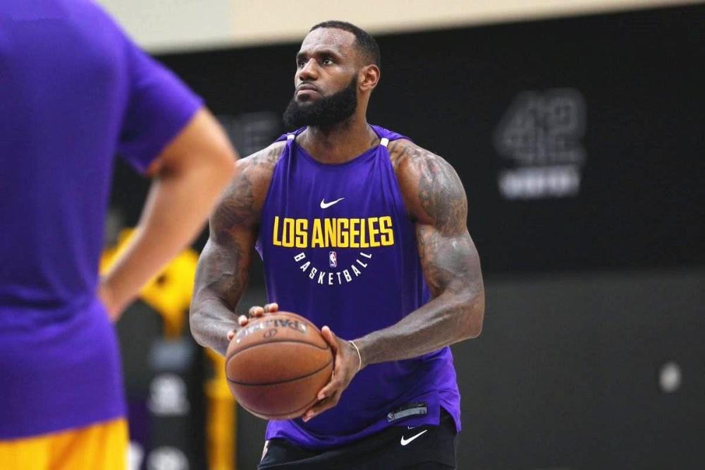 巴克利談科比與喬丹超越詹姆斯，球場猛獸對決溫文爾雅的老好人