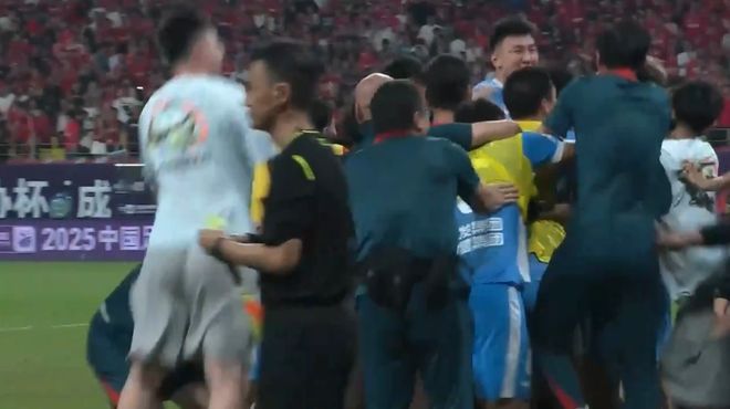 前隊友變隊友！足協杯半決賽尷尬瞬間，鐘義浩歡慶晉級卻認錯人