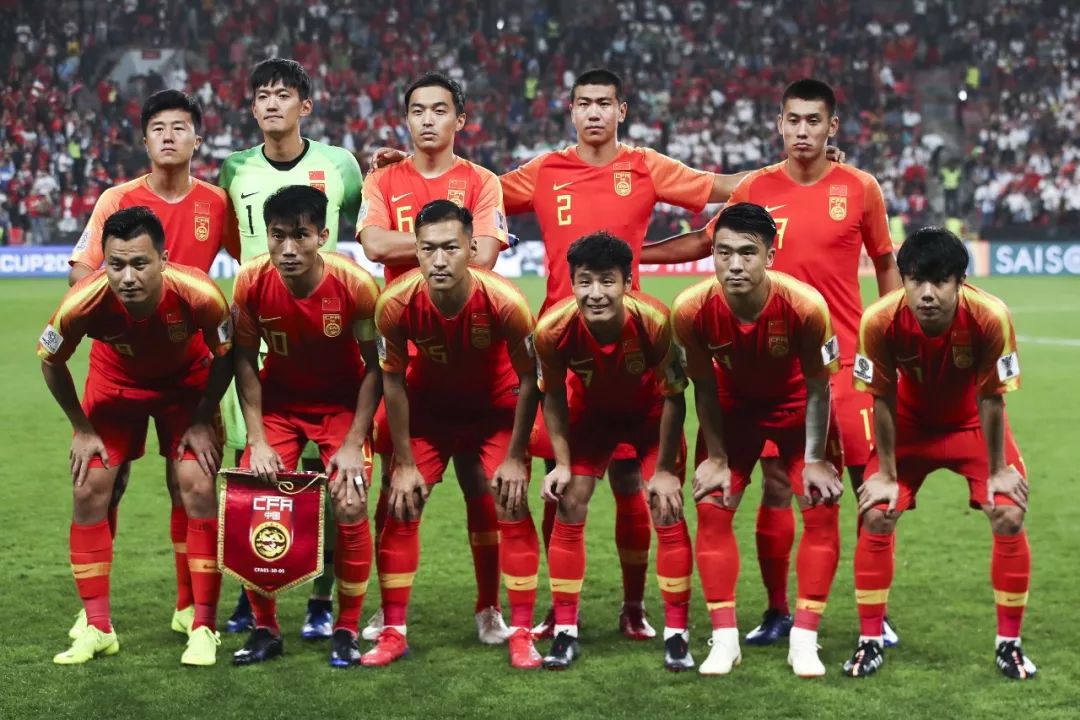 國(guó)足新首發(fā)陣容揭秘，戰(zhàn)術(shù)無(wú)秘密，穩(wěn)健而非搏命