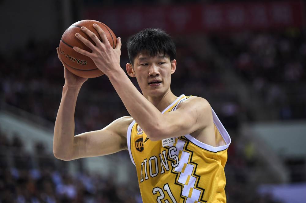 球迷熱議胡金秋榮膺CBA第1輪本土最佳球員，展現(xiàn)巨星風(fēng)采與無(wú)限潛力