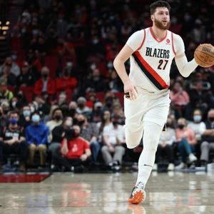 努爾基奇展現(xiàn)全面實力，18分10板3助3斷1蓋帽引領(lǐng)球隊前行——NBA流言板