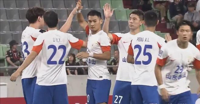 記者觀察，下半場(chǎng)風(fēng)云突變，國(guó)腳拼盡全力獻(xiàn)給自己的勝利