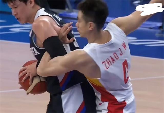 塔科夫斯基質(zhì)疑，手臂緊貼身體是否算手球？NBA規(guī)則解析與爭(zhēng)議探討