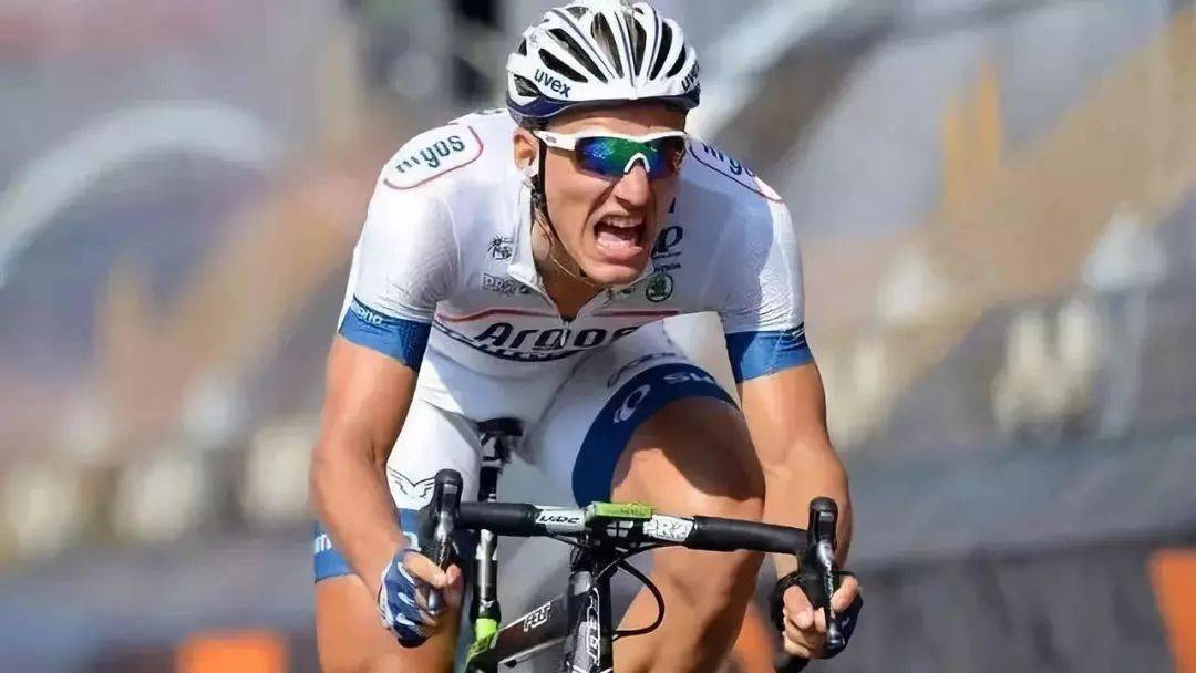 因厭倦八小時坐班，小伙投身騎行，終成環(huán)法冠軍之路