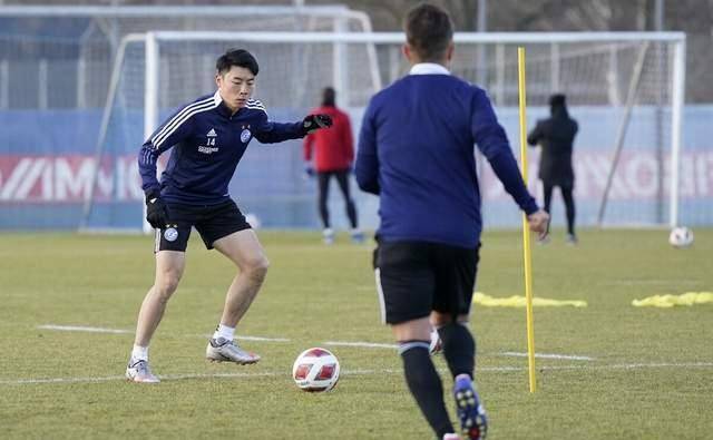 國足上半場展現(xiàn)超強(qiáng)度，謝文能和高準(zhǔn)翼戰(zhàn)術(shù)執(zhí)行力令人矚目