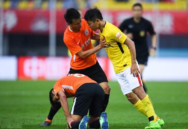 于漢超中場(chǎng)更衣室喊話背后的故事，球迷眼中的擔(dān)當(dāng)與英雄形象塑造