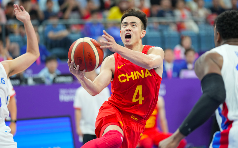 趙睿護(hù)臂風(fēng)波揭秘，不規(guī)范穿戴引發(fā)爭議，短暫離場后迅速回歸賽場