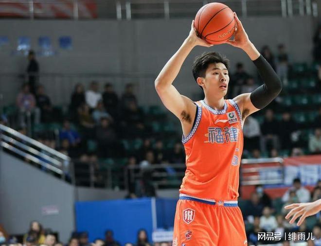 杜鋒曬杜潤旺生日會(huì)驚喜瞬間，被眾人摁入蛋糕，找徐杰討公道的幕后故事