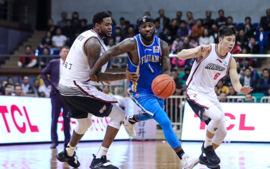 炸裂表現(xiàn)！新疆外援勞森獨(dú)攬三記三分與一罰，個(gè)人連得十分驚艷全場(chǎng)！