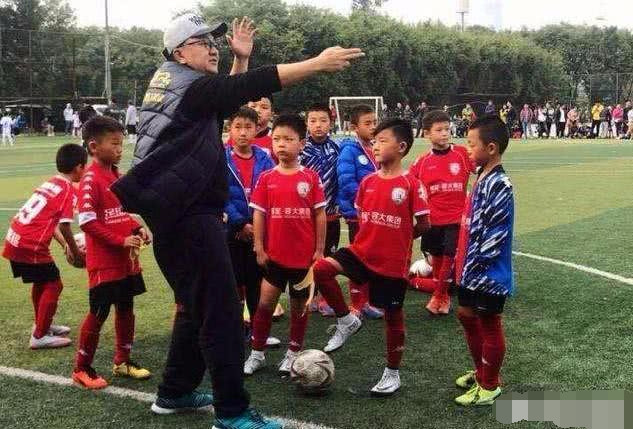 董路觀點(diǎn)引爭議，為何認(rèn)為中國人踢不出傳控，難以勝任復(fù)雜足球？