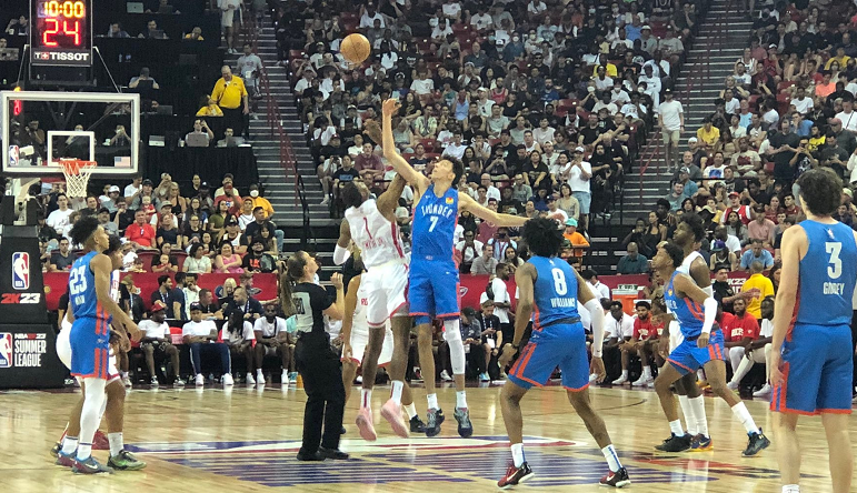 扎伊爾·史密斯社區(qū)回饋活動(dòng)，籃球新星照亮家鄉(xiāng)，傳遞正能量