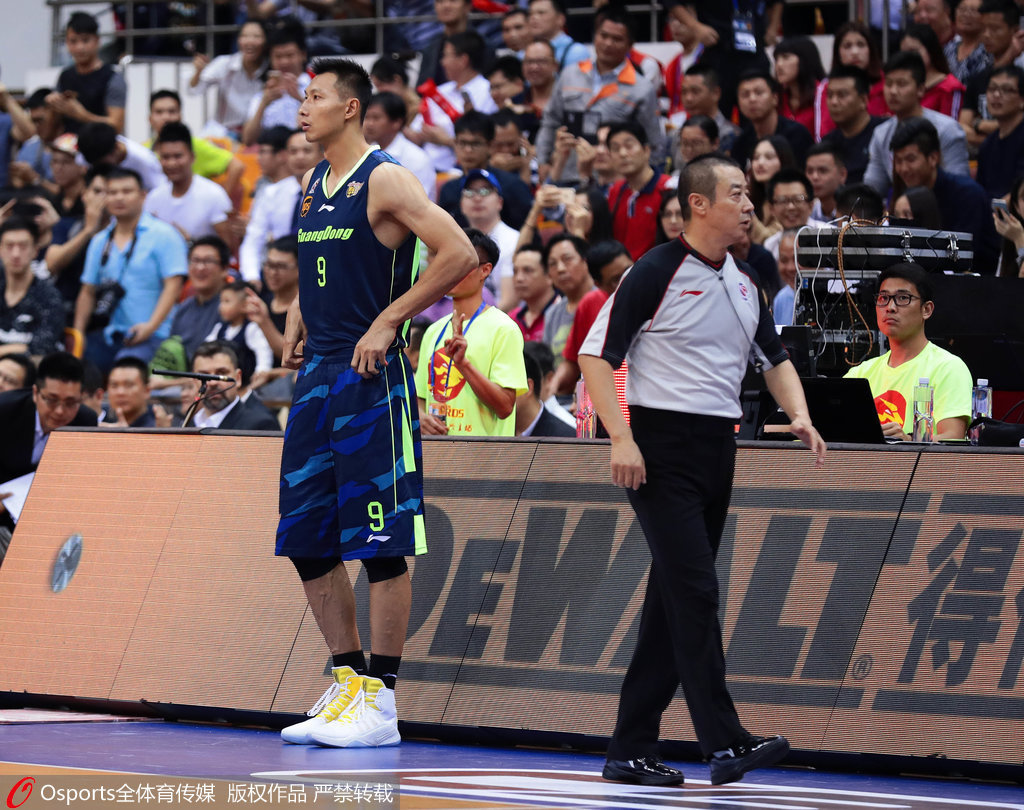 CBA再現(xiàn)笑話，頂級(jí)球員面臨無(wú)球可打困境，中國(guó)籃協(xié)介入亦難解尷尬局面