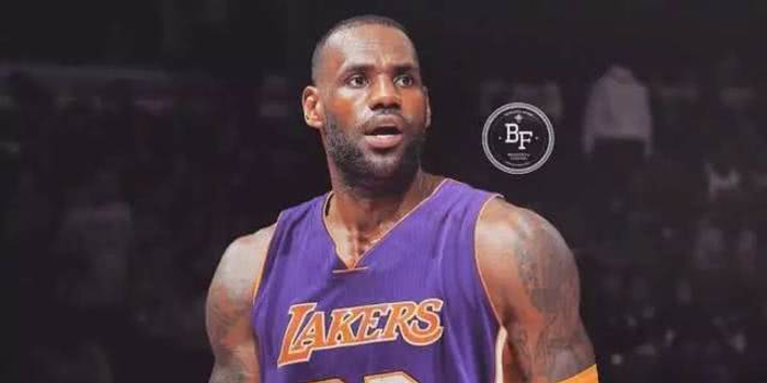 哈登雷霆情深，火箭核心或?qū)⒁匕踅灰讉髀?></p><h2>流言板上的重磅傳聞</h2><p>有關(guān)哈登即將離開火箭隊(duì)的傳聞在NBA的流言板上愈演愈烈，盡管具體的細(xì)節(jié)尚未明朗，但一些媒體和球迷猜測哈登可能與雷霆隊(duì)有所關(guān)聯(lián)，這一傳聞并非空穴來風(fēng)，而是基于一些可能的因素，雷霆隊(duì)擁有眾多年輕有為的球員和潛力巨大的選秀權(quán)，這使得他們在交易市場上具有相當(dāng)?shù)奈Γ桥c雷霆隊(duì)的球員關(guān)系良好，他在職業(yè)生涯早期也曾與雷霆的一些球員并肩作戰(zhàn)，這些因素可能促使哈登考慮離開火箭隊(duì)，加盟雷霆隊(duì)。</p><h2>可能的交易動機(jī)與前景</h2><p>關(guān)于哈登可能離開火箭隊(duì)的動機(jī)，外界猜測紛紛，或許他對現(xiàn)有的球隊(duì)陣容不滿意，或者他可能尋求新的挑戰(zhàn)和機(jī)遇，無論原因是什么，如果哈登真的離開火箭隊(duì)，這將是一筆重磅交易，雷霆隊(duì)擁有強(qiáng)大的年輕核心和潛力巨大的未來資產(chǎn)，如果他們能夠通過交易得到哈登，將極大地提升球隊(duì)的實(shí)力和競爭力，這樣的交易也會帶來一系列的挑戰(zhàn)和變數(shù)，需要球隊(duì)管理層精心策劃和應(yīng)對。</p><h2>影響與展望</h2><p>如果哈登真的離開火箭隊(duì)，這將對整個NBA聯(lián)盟產(chǎn)生深遠(yuǎn)的影響，火箭隊(duì)的實(shí)力將受到一定的影響，而雷霆隊(duì)則將崛起為新的強(qiáng)隊(duì)，這筆交易還可能引發(fā)其他球隊(duì)的交易活動，改變整個聯(lián)盟的競爭格局，對于球迷來說，這將是一場激動人心的懸念等待揭曉。</p><p>"流言板"超越在即，哈登距離雷霆似乎有著某種神秘的關(guān)聯(lián)，真相究竟如何，還需要我們拭目以待，無論結(jié)果如何，我們都希望這位籃球巨星能夠找到最適合自己的舞臺，繼續(xù)展現(xiàn)他的才華和魅力，讓我們共同期待這一懸念的揭曉，見證NBA聯(lián)盟的新篇章。</p><p>在這個充滿變數(shù)與可能的時刻，讓我們一起關(guān)注NBA的最新動態(tài)，共同期待詹姆斯·哈登的未來去向，無論他最終選擇留在火箭隊(duì)還是加盟雷霆隊(duì)，我們都祝愿他能夠在未來的籃球生涯中取得更大的成功，我們也期待NBA聯(lián)盟能夠繼續(xù)為我們帶來更多精彩紛呈的比賽和故事。</p>				<ins class=