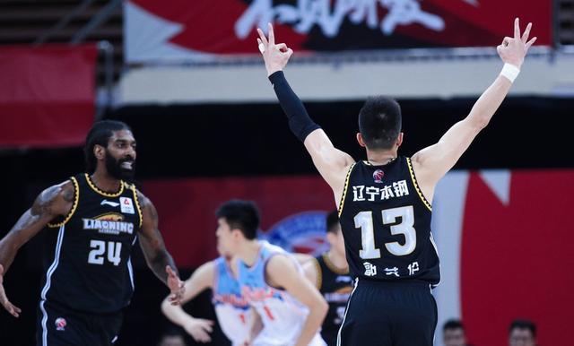 韓德君，遼寧傳奇的力量，場(chǎng)均得分與籃板展現(xiàn)不屈斗志