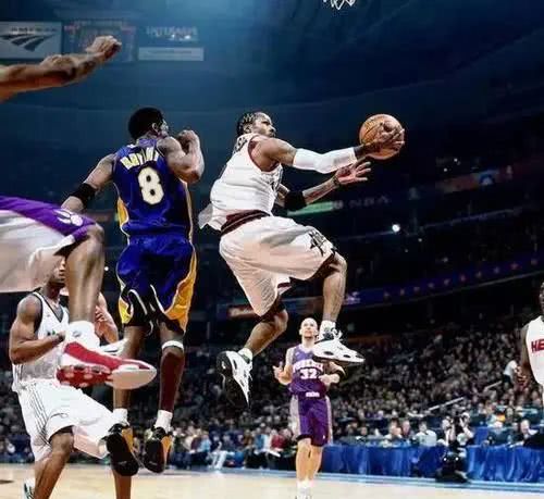 閃耀NBA賽場，謝文能邊路超車遠(yuǎn)藤航，獨(dú)闖澳洲防線，一騎絕塵趟球破門