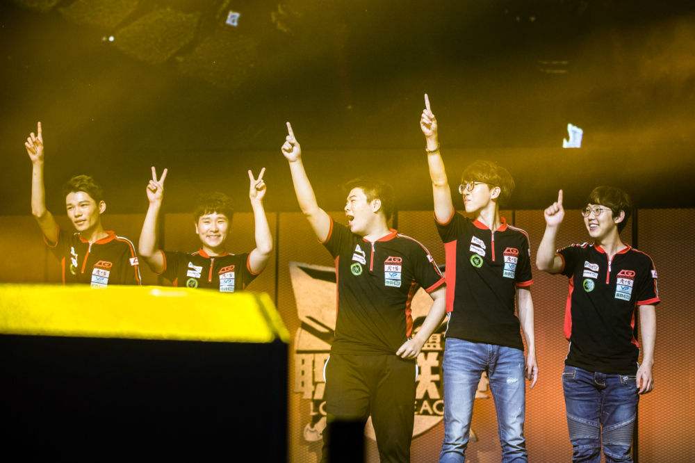 流言板熱議今日首發(fā)，阿澤坐鎮(zhèn)評(píng)論席，KSG與LGD淘汰賽首勝之爭(zhēng)掀起波瀾！