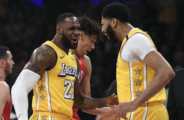 濃眉時隔兩年推特發(fā)聲，轉(zhuǎn)發(fā)拉塞爾推文回應(yīng)，現(xiàn)實(shí)生活中的射手