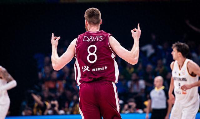 施羅德獨攬15分助力德國隊半場領(lǐng)先，瓦蘭表現(xiàn)平平僅得5分2板