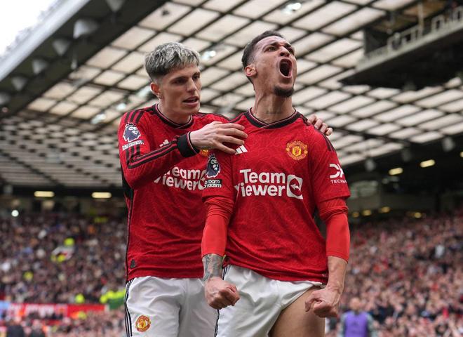 曼聯(lián)上半場遭遇角球失利，B費(fèi)禁區(qū)內(nèi)傳球失誤被斷引爭議