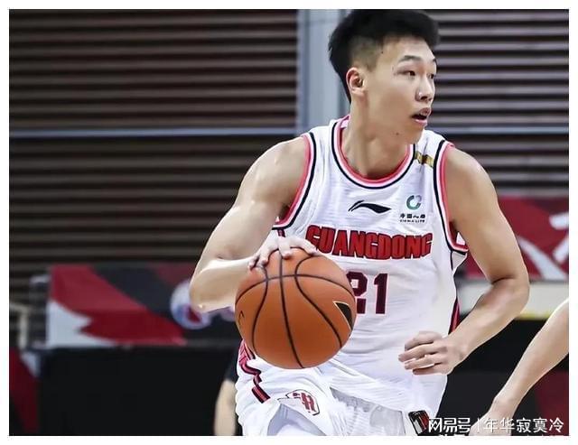高詩巖，從大一威少的影子到籃球新星之路——與胡雪峰的啟示