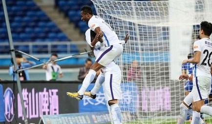 特拉普爭議瞬間，塔伸手擋出埃基蒂克射門，引發(fā)點(diǎn)球爭議熱議