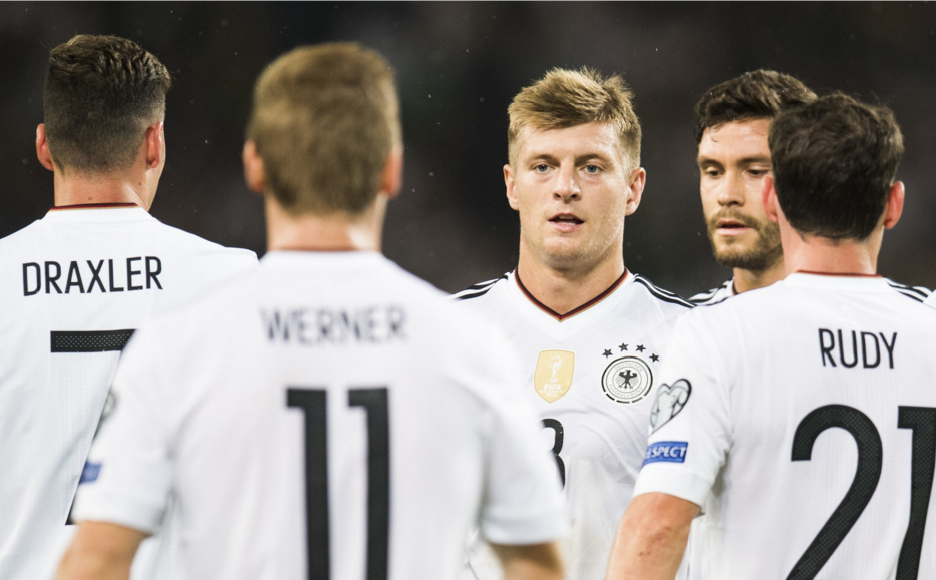 特拉普爭議瞬間，塔伸手擋出埃基蒂克射門，引發(fā)點(diǎn)球爭議熱議