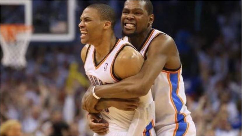 青春共鳴，威少與杜蘭特的橄欖球賽場(chǎng)擁抱致意