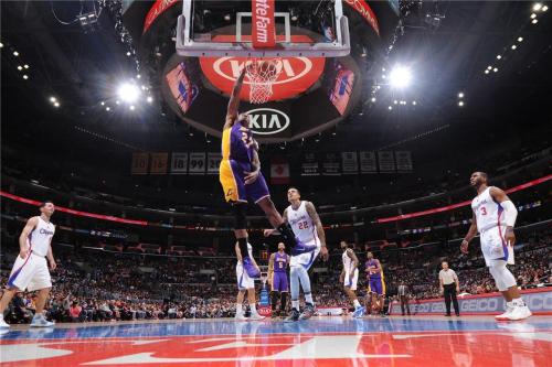 快船新主場(chǎng)震撼巨幕特效，中場(chǎng)休息如同置身驚濤駭浪，球迷沉浸體驗(yàn)升級(jí)