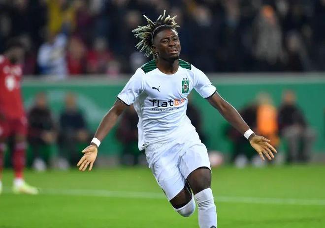 科內(nèi)面臨留隊(duì)困境，財(cái)務(wù)壓力迫使羅馬出售球員，本人留隊(duì)意愿成疑