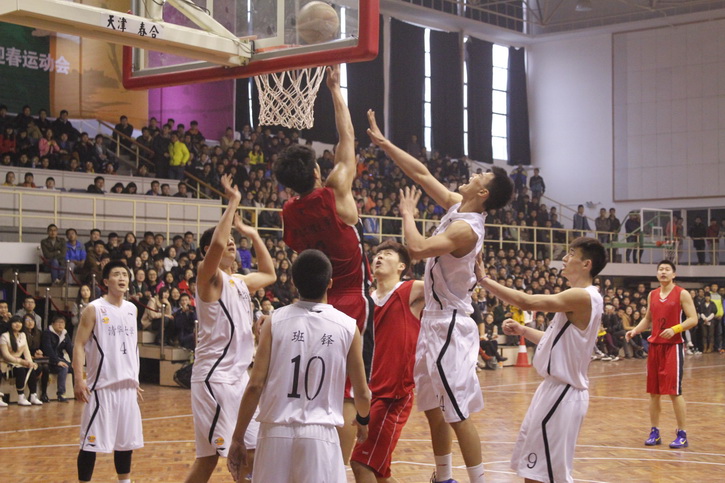 清華大學(xué)籃球隊(duì)逆轉(zhuǎn)白鷗大學(xué)，小組賽末節(jié)爆發(fā)，27比14展現(xiàn)逆轉(zhuǎn)風(fēng)采