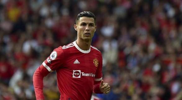 C羅脫下球衣扔向看臺(tái)引發(fā)瘋狂慶祝，球迷爭(zhēng)搶引發(fā)羨慕與嫉妒