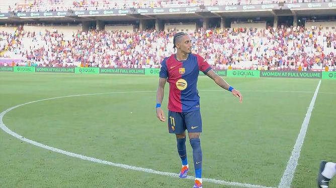 驚險瞬間！拉菲尼亞失誤引發(fā)帽子戲法懸念，萊萬空門憾擊門柱錯失良機(jī)