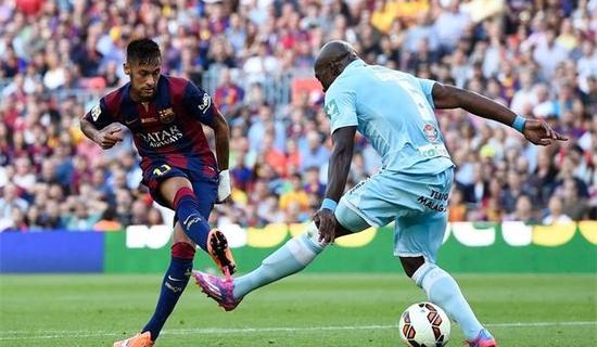 驚險瞬間！拉菲尼亞失誤引發(fā)帽子戲法懸念，萊萬空門憾擊門柱錯失良機