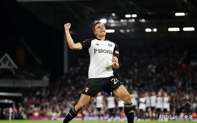 羅馬諾爆料，切爾西對哈維的追求持續(xù)不斷，轉(zhuǎn)會動態(tài)引發(fā)球迷熱議