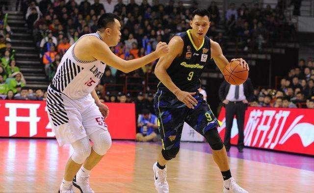 王健揭秘NBA，易建聯(lián)面臨巨額違約金風(fēng)險(xiǎn)，集體解約背后的籃球巨星困境