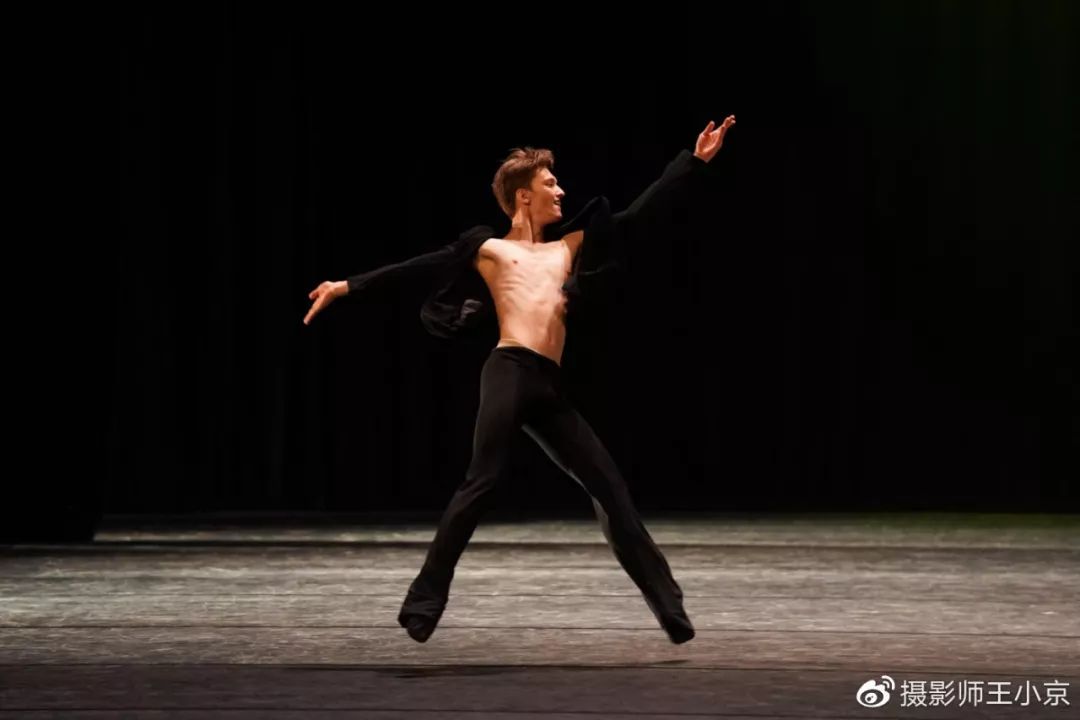 楊帥晉級(jí)之夜，父女亞冠之旅，籃球場(chǎng)的溫馨記憶