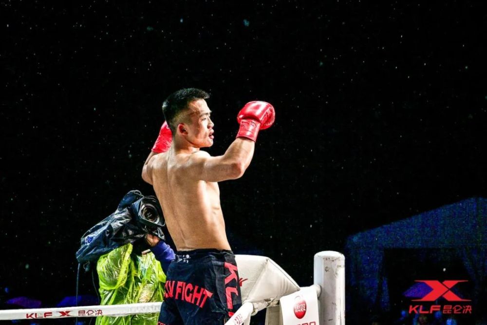 楊帥家庭觀戰(zhàn)亞冠，女兒初體驗(yàn)球場氛圍，親情見證熱血時(shí)刻