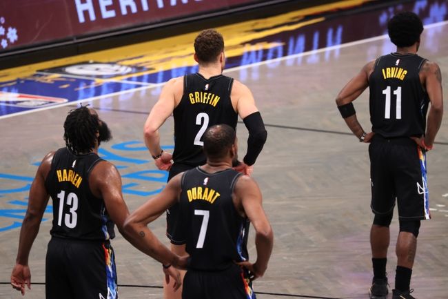 申京展現(xiàn)靈動(dòng)身姿，籃下連打高難度反籃2+1，驚艷NBA賽場(chǎng)