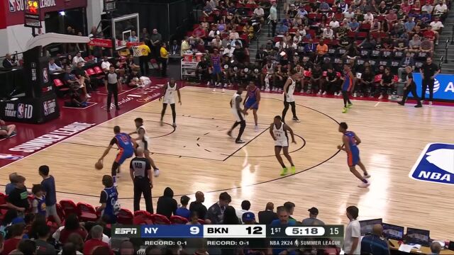 申京展現(xiàn)靈動(dòng)身姿，籃下連打高難度反籃2+1，驚艷NBA賽場(chǎng)