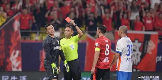 河南外援馬亞大動作鏟倒費利佩，犯規(guī)染黃牌引發(fā)爭議