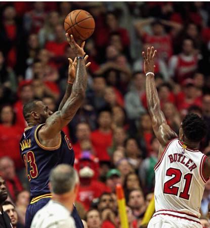 托馬斯大心臟時(shí)刻！籃網(wǎng)逆襲掘金，33秒高難度翻身后仰絕殺領(lǐng)先三分