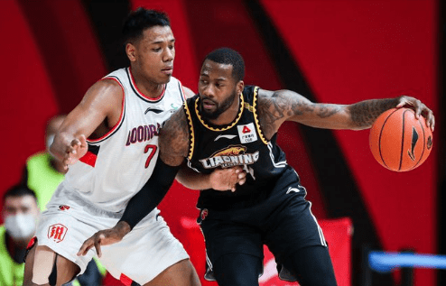 楊鳴談球隊勝利，運氣與經(jīng)驗加持，新外援規(guī)則挑戰(zhàn)每場精彩