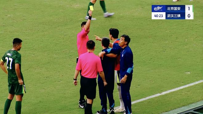 爭議連連！國安點球引發(fā)大討論，鄧卓翔無奈失利，球迷情感涌動