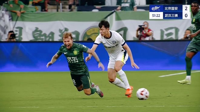 爭議連連！國安點球引發(fā)大討論，鄧卓翔無奈失利，球迷情感涌動